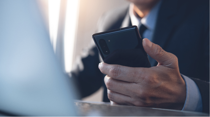 persona che guarda lo smartphone