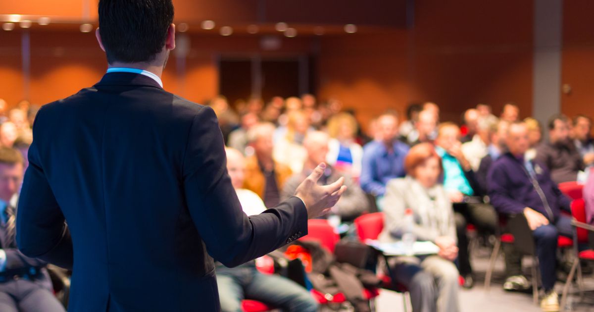 immagine speaker con platea