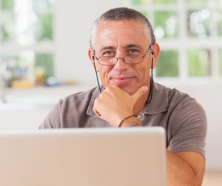 uomo che sorride, benessere, manager