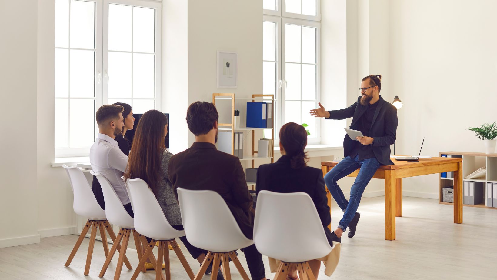 immagine persone che dialogano, formazione, executive professional