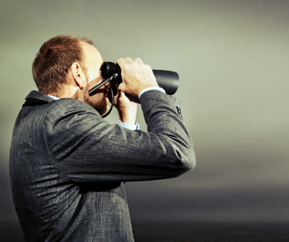 immagine uomo che guarda con cannocchiale al futuro