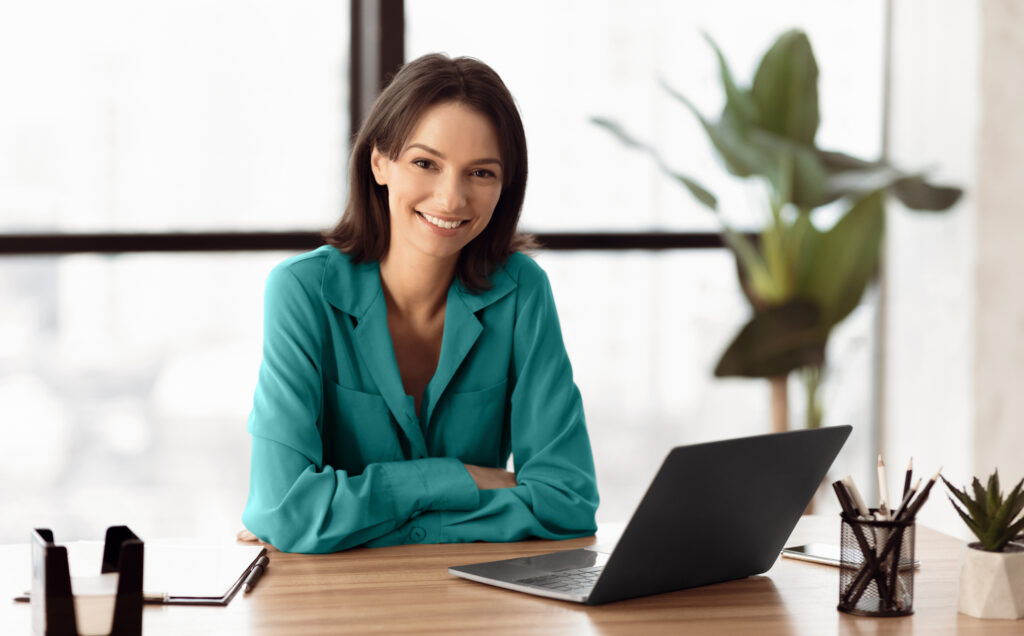 donna in ufficio davanti al laptop