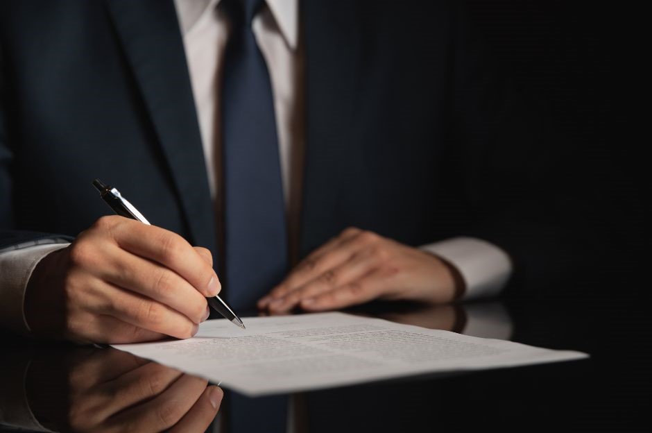 manager che firma un documento contrattuale