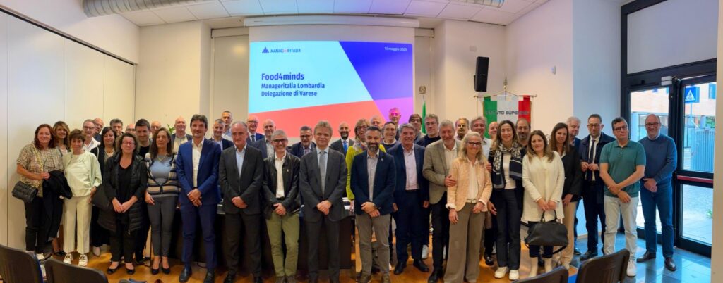 gruppo di persone in piedi riunite per una foto