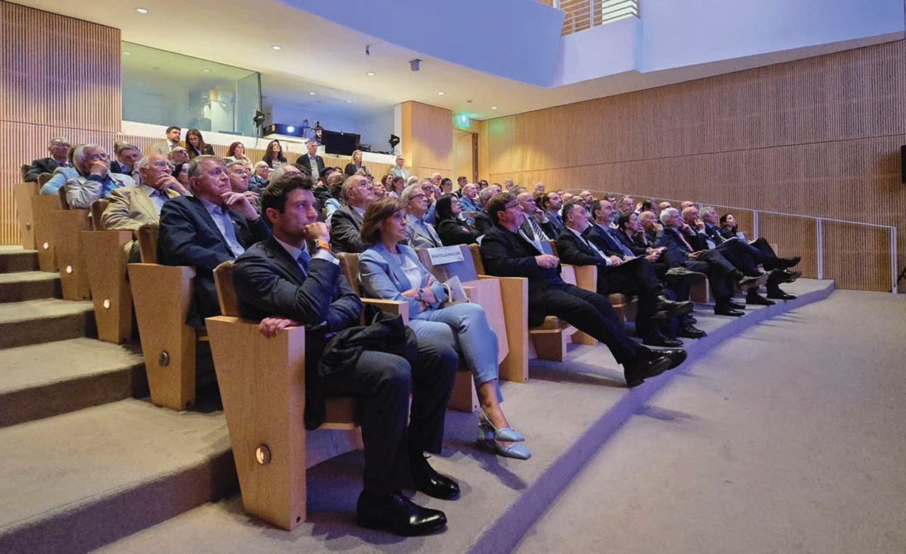 platea di persone sedute in una sala congressi