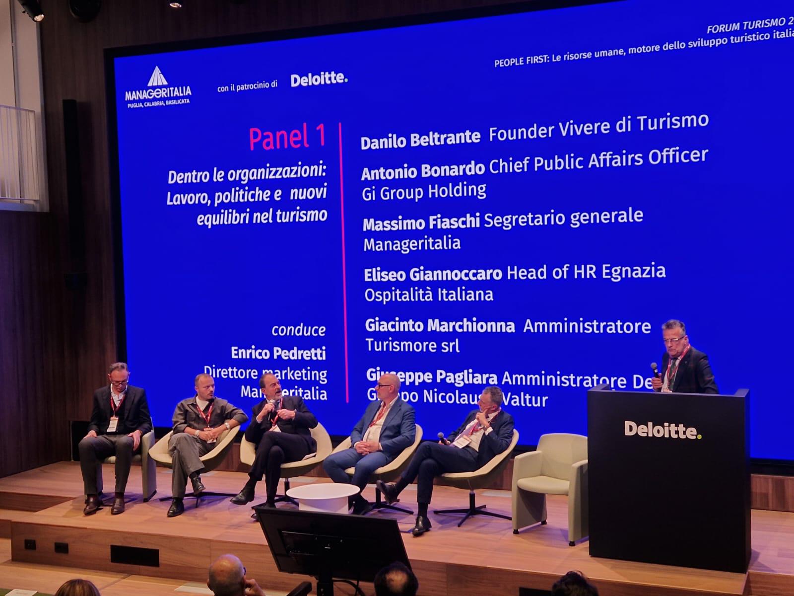 persone su un palco per il forum turismo 2026 a bari di manageritalia puglia calabria basilicata
