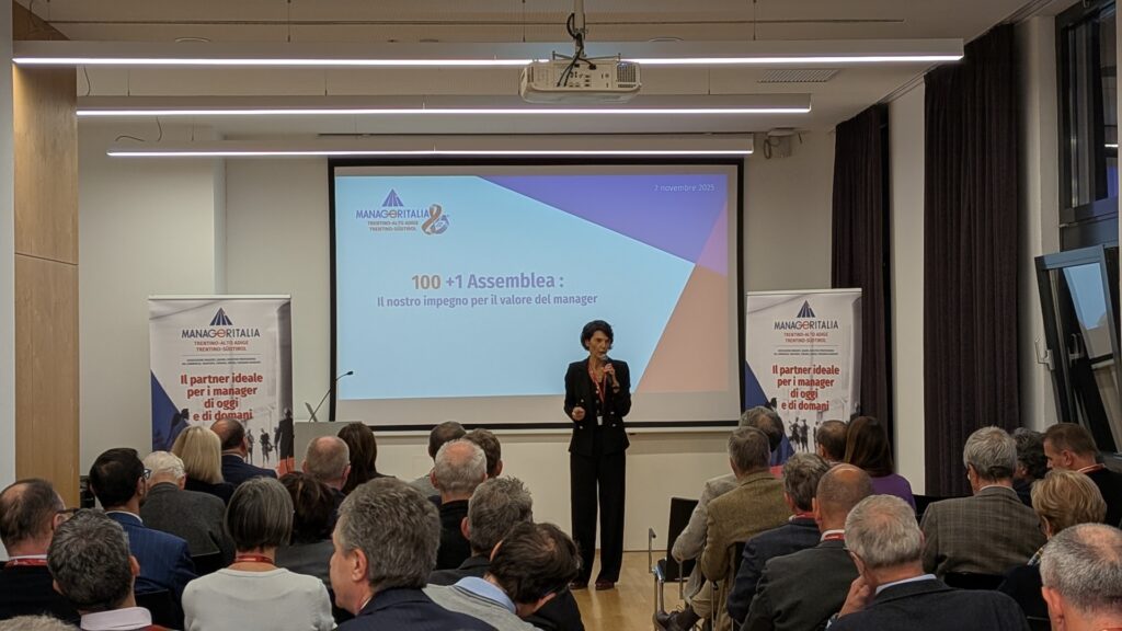persone all'assemblea di manageritalia trentino alto adige