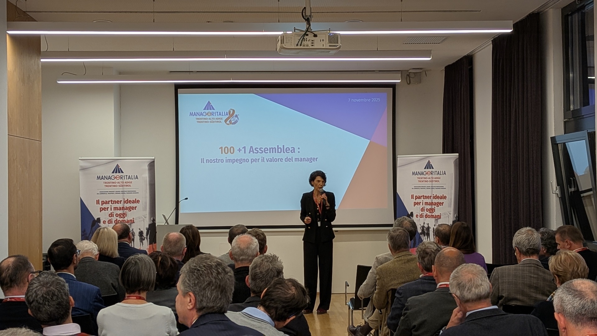 persone all'assemblea di manageritalia trentino alto adige