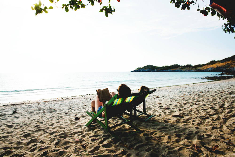 relax-due-persone-in-spiaggia-leggono-libro