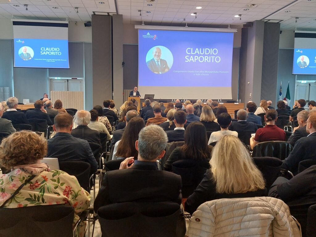 persone viste di spalle partecipano all'assemblea di manageritalia piemonte vda
