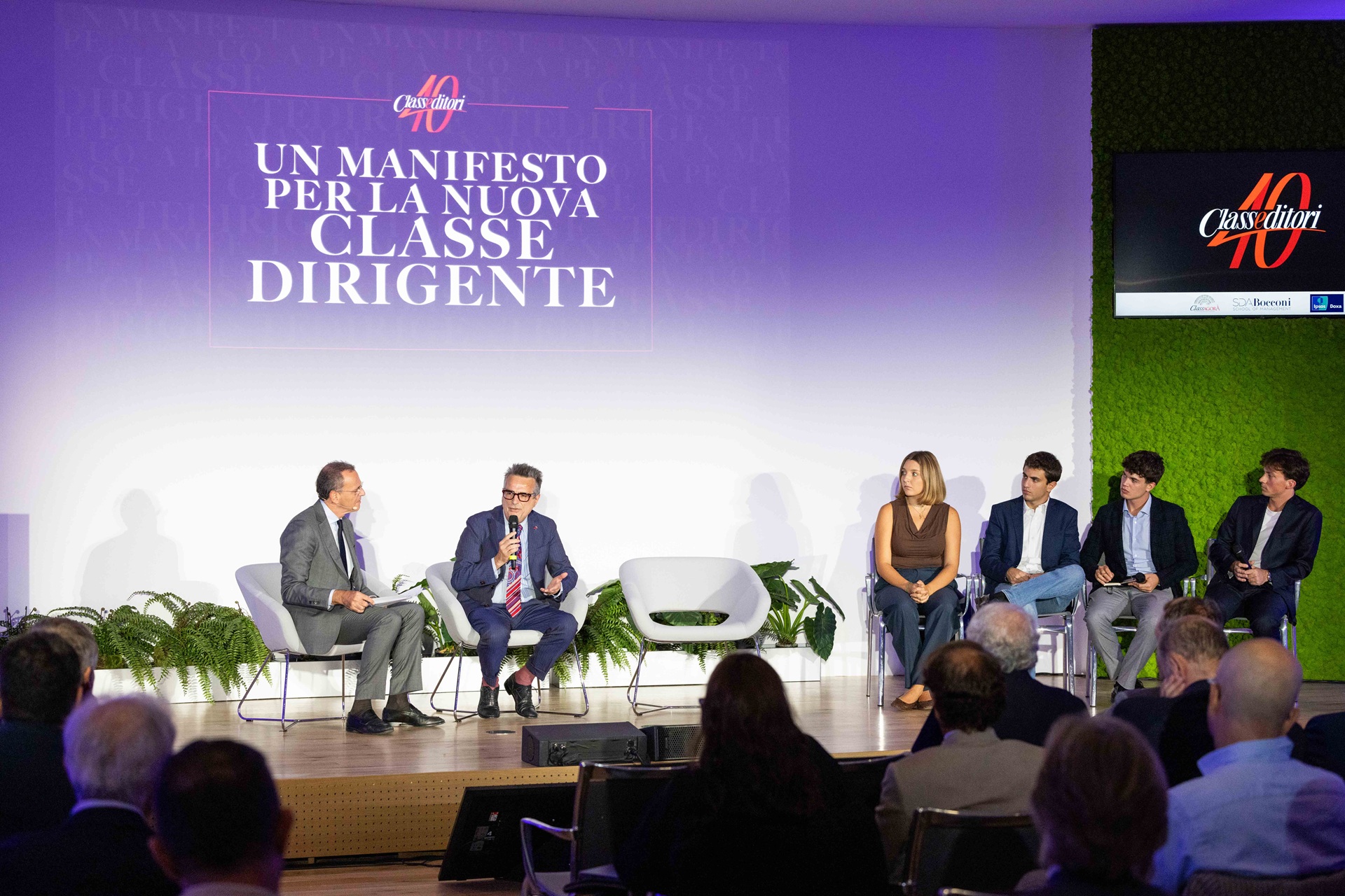 enrico pedretti e altri partecipanti all'evento di 40 anni di class editori