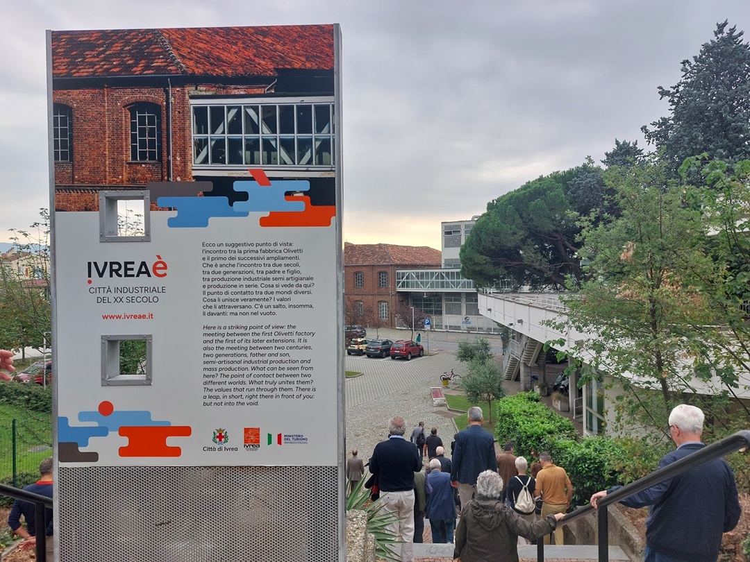 persone all'ingresso del museo olivetti a ivrea